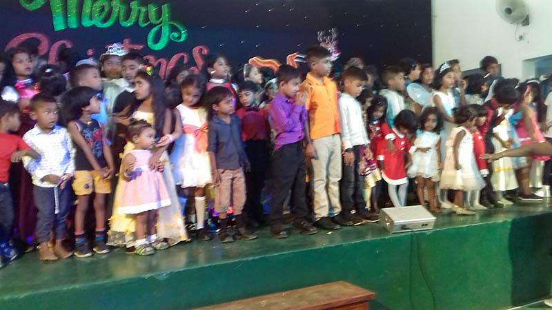 kinderen wachten op hun cadeau