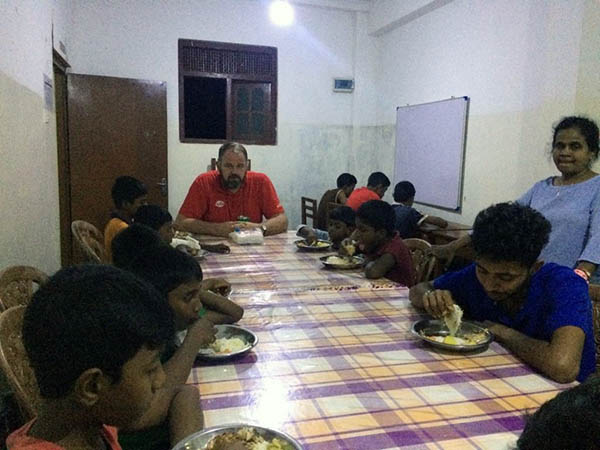 met de jongens aan tafel