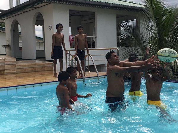 jongens in het zwembad