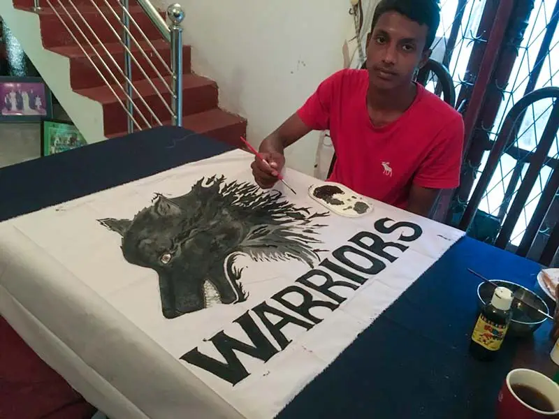 jongen is aan het schilderen