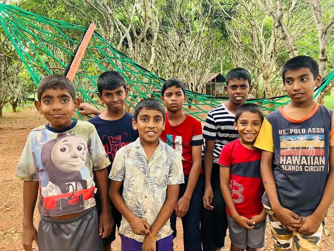 Een groepje jongens poseert voor de foto