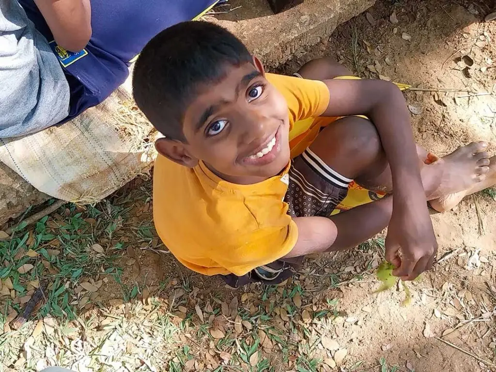jongen kijkt omhoog naar de camera
