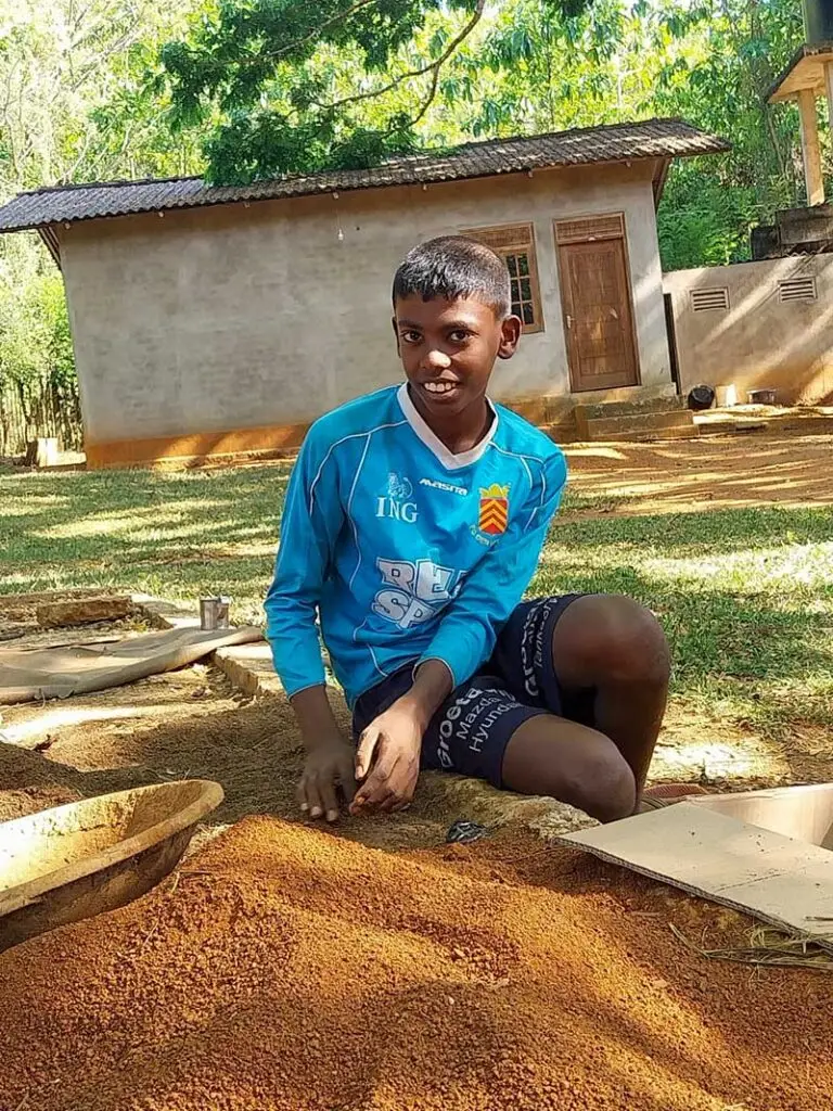 jongen helpt mee in de tuin