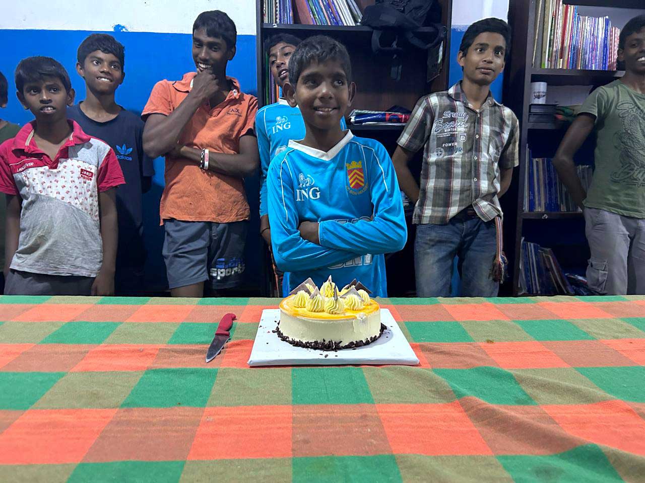 Shevon met verjaardagstaart